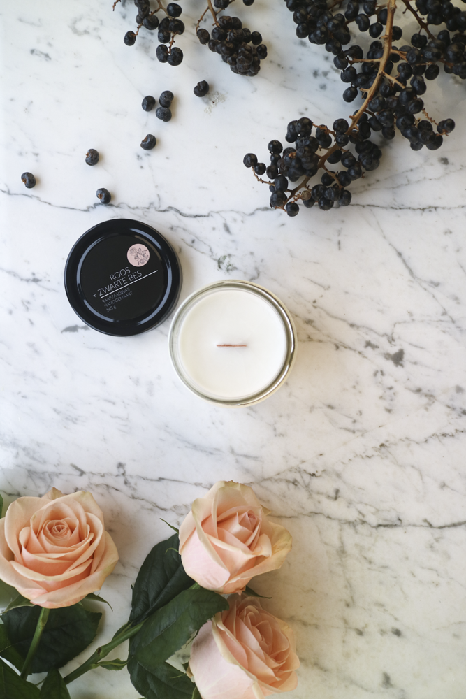 FIK Geurkaars Roos + Zwarte Bes Houten Lont